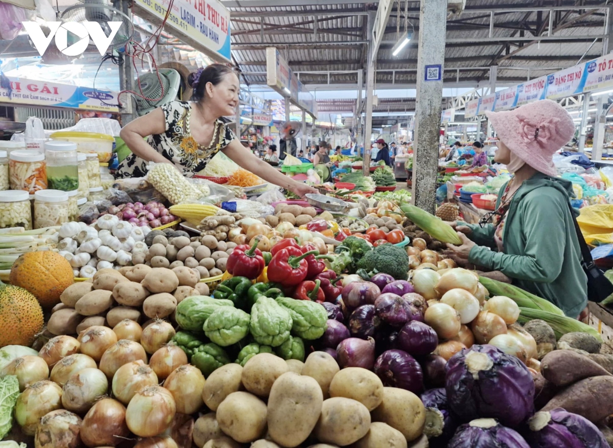 Da nang kiem soat thi truong hang hoa khi muc luong co so tang hinh anh 2